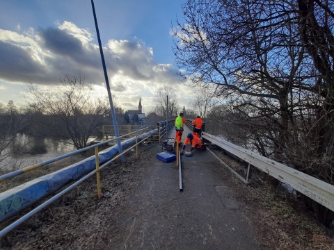 Mieszkańcy martwią się o los zabytkowego mostu. Nikt nie powinien się tam znajdować