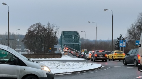 Gigantyczny korek w Bydgoszczy. Sznur aut na dojeździe do Mostu Fordońskiego [wideo]