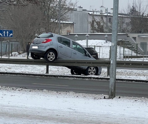 Auto zawisło na przydrożnej barierce w Bydgoszczy. Zahaczyło się tylnymi kołami [zdjęcia]