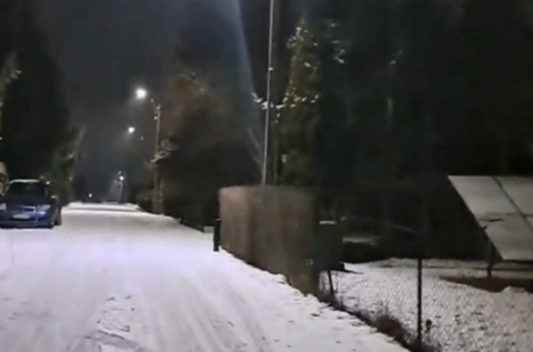 Nocna dyskoteka na ulicy Zasłaniają okna, bo lampy co kilka sekund zapalają się i gasną [wideo]