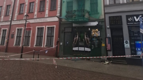 O krok od tragedii na toruńskiej starówce. Fragment elewacji spadł na chodnik