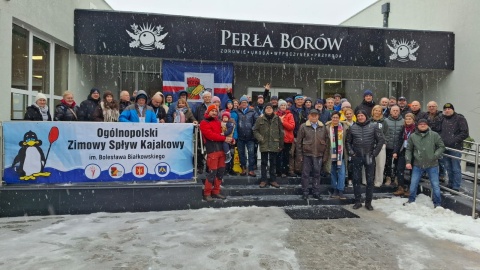 Stu śmiałków zamieniło narty na kajaki. Do pokonania 11 kilometrów rzeki Wdy