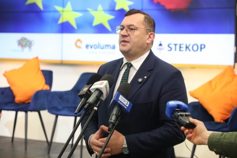 Warzywa i owoce od dziś muszą mieć flagi. Minister rolnictwa: Konsument ma prawo wiedzieć