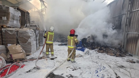 Pożar hali magazynowej w Mogilnie. Jedna osoba poszkodowana