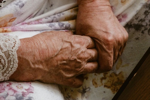 Opiekunka seniorki zmieniła pracę, a ta została sama. Tydzień nie miała jedzenia, nikt jej nie odwiedzał