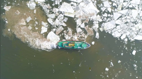 Tygrys, Rekin, Orka i Foka kruszą lód. Pokazujemy, jak na Wiśle pracują lodołamacze [film z drona]