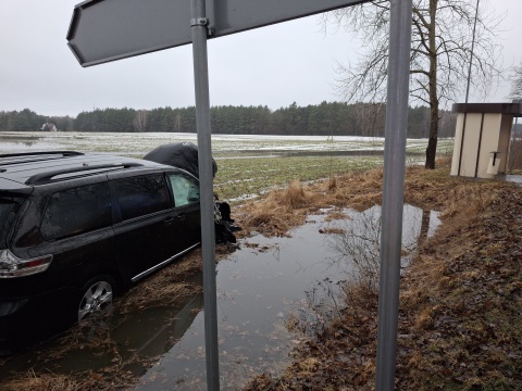 Wypadek w powiecie świeckim. Auto uderzyło w drzewo [zdjęcia]