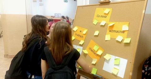 Skrzynka dobrych słów na Dzień Walki z Depresją w toruńskim liceum. Są też szkolni pomagacze