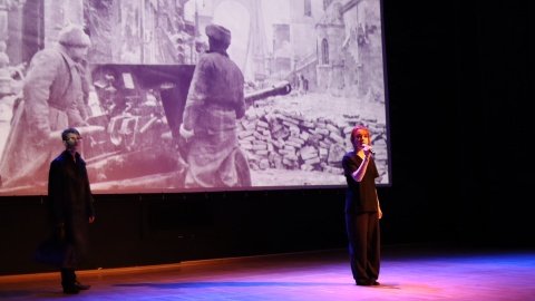 Uczniowie zmierzyli się z ludobójstwami. Przedstawili spektakl o tym, skąd bierze się zło