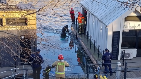 Bydgoszcz. Z Brdy wyłowiono ciało mężczyzny. Ratowników wezwała przechodząca brzegiem rzeki kobieta [zdjęcia]