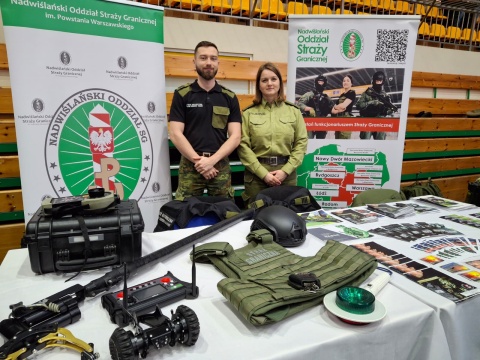 W Tucholi szukali pracy i podziwiali strój pirotechnika. Młodzi ludzie chcą zakładać mundury [zdjęcia]