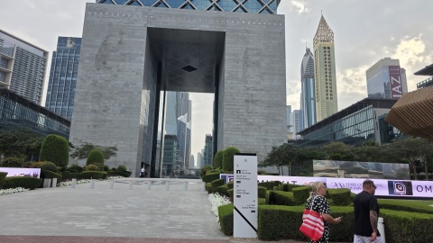 Samolot z Dubaju ląduje w Warszawie. Większość lotów z Bliskiego Wschodu ciągle odwołana