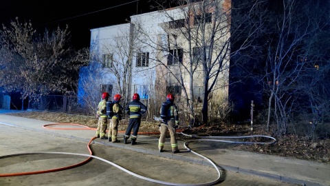 Pożar pustostanu przy Szosie Chełmińskiej w Toruniu. Na miejscu 20 ratowników [zdjęcia i wideo]