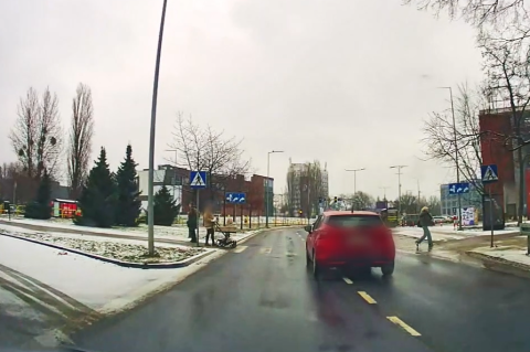 Bydgoszcz. Kierowca nie ustąpił pierwszeństwa kobiecie wchodzącej z wózkiem na pasy [wideo]