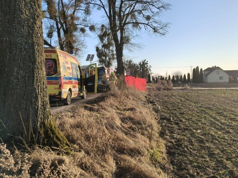 Śmiertelny wypadek w powiecie grudziądzkim. Pracuje tam kilka zastępów strażaków