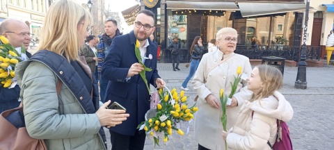 Poseł z naszego regionu zaskoczył Torunianki. Żeby kobiety nigdy nie zwątpiły w swoją energię [zdjęcia]