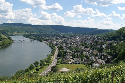 Meteoryt uderzył w dom w Niemczech. Dziury wielkości piłki nożnej, kamienie w sypialni [zdjęcia]
