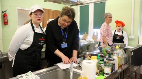 Uczniowie z niepełnosprawnościami przygotowują burgery. Konkurs Gotuj z Braillem [zdjęcia]