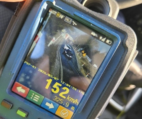 Pędził ponad 140 kmh drogą powiatu nakielskiego. Takich ciężkich nóg było więcej