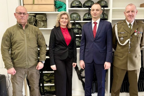 Bydgoskie szkoły Zakładu Doskonalenia Zawodowego mają nowoczesną strzelnicę laserową [zdjęcia]