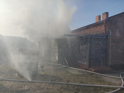 Pożar domu w powiecie radziejowskim. Ucierpiała kobieta, jest pod opieką ratowników