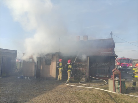 Pożar domu w powiecie radziejowskim. Ucierpiała kobieta, jest pod opieką ratowników