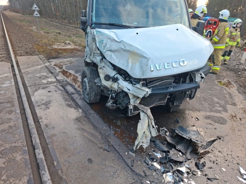 Bus dostawczy zderzył się z szynobusem w Wierzchucinie. Są opóźnienia pociągów