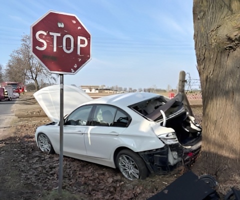 Samochód uderzył w szynobus. Wypadek na przejeździe w Karnkowie pod Lipnem [zdjęcia]