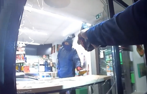 Toruń. Z młotkiem włamywał się do sklepów. Został zatrzymany na gorącym uczynku [wideo]