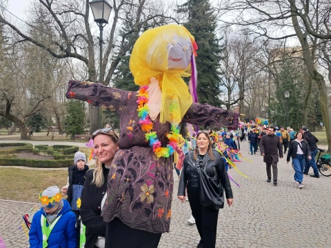 Kolorowe pożegnanie zimy i powitanie wiosny w Inowrocławiu. Była marzanna i ludowe pieśni [zdjęcia]