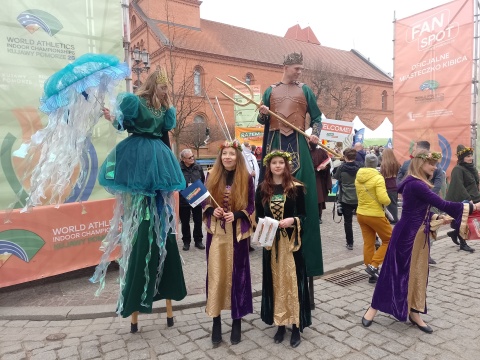 Barwny korowód przeszedł toruńską Starówką z okazji Mistrzostwa Świata w Lekkiej Atletyce [zdjęcia, wideo]