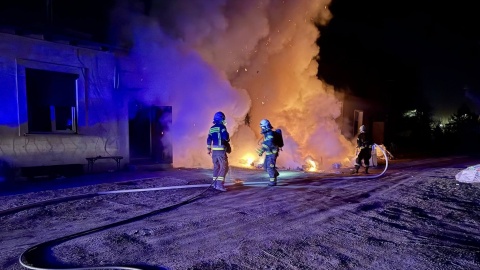 Nocny pożar w Solcu Kujawskim. Ewakuowano mieszkańców budynku wielorodzinnego [zdjęcia]