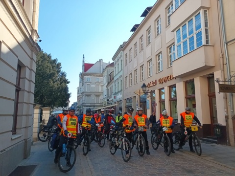 Na rowerach z Bydgoszczy do Brzózek. 150 cyklistów wyruszyło dziś sprzed ratusza