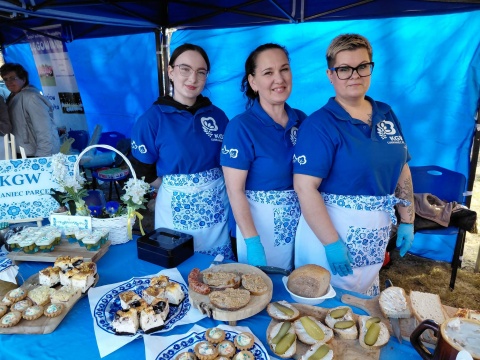 Robione na maślance, z dodatkiem pesto ze szczypiorku. Przepisów na te żury rodziny strzegą od pokoleń