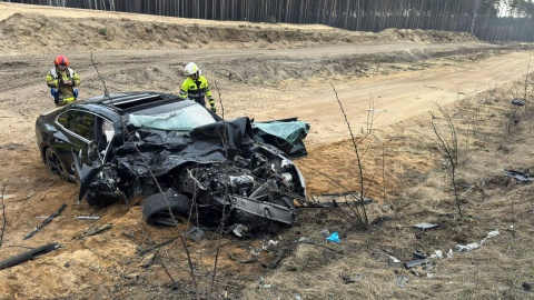 Czołowe zderzenie osobówki ze śmieciarką. Wypadek na trasie Bydgoszcz-Toruń [zdjęcia]