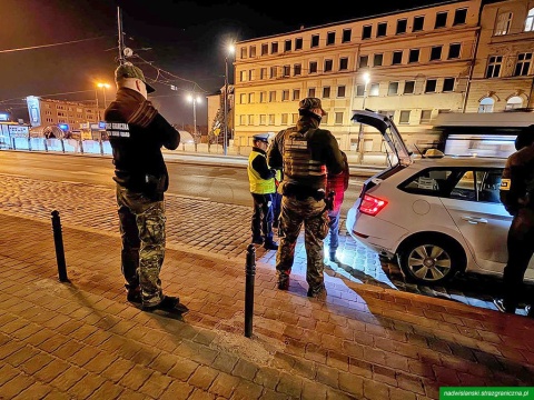 Bez dokumentów, prawa pobytu i z wyrokami. Cudzoziemcy po akcji Policji i Straży Granicznej