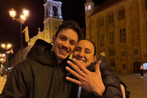 Romantyczna chwila na toruńskiej Starówce. Juliana Campos skoczyła o tyczce na HMŚ, a potem powiedziała: Sim!