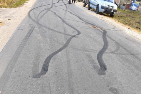 Zdążyli zaostrzyć przepisy, a kierowca BMW i tak driftował i palił gumę. Doszło do kolizji [zdjęcia]