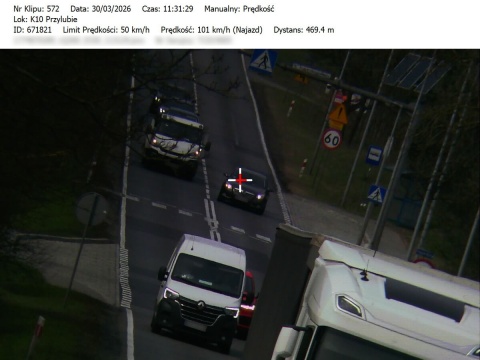 Senior szalał za kółkiem na DK nr 10. Będzie kara za prędkość i wyprzedzanie na przejściu [wideo]