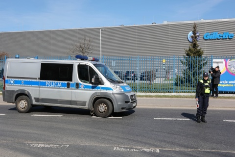 Uzbrojony mężczyzna, który wtargnął na teren łódzkiej fabryki, został zatrzymany