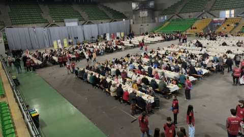 Ponad tysiąc miejsc przy wielkanocnym stole. Bydgoska Caritas ugościła potrzebujących