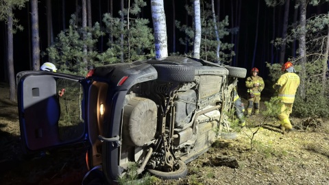 Auto uderzyło w drzewo i przewróciło się na bok pod Solcem Kujawskim. Dwie osoby były zakleszczone [zdjęcia]