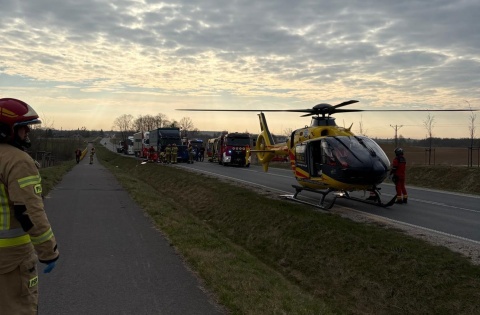 Śmiertelny wypadek w powiecie wąbrzeskim. Zderzenie ciężarówki z osobówką [zdjęcia]