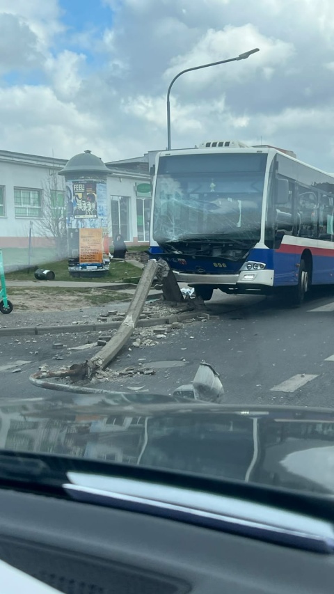 Autobus miejski uderzył w latarnię na Bartodziejach [zdjęcia]
