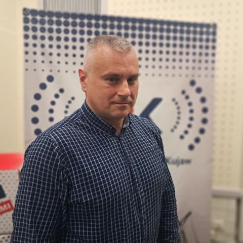 Groomer w sieci udaje przed dzieckiem jego przyjaciela, żeby je potem wykorzystać