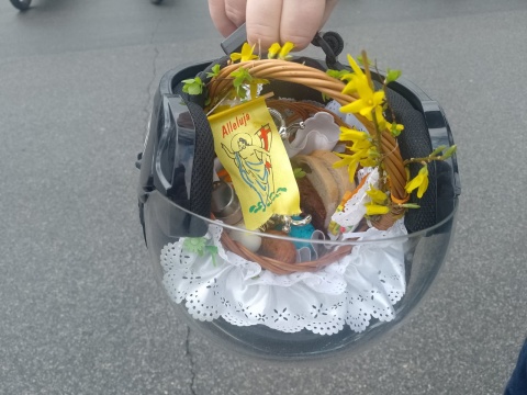 Święconka w różnych odsłonach. Barwne korowody, kaski zamiast tradycyjnych koszyczków [zdjęcia, wideo]