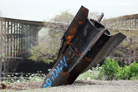 Naloty na zakłady petrochemiczne w Iranie. Pocisk uderzył także w pobliżu elektrowni jądrowej