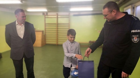 Wojtek uratował mamę, która straciła przytomność za kółkiem Chłopcu gratulowała Policja