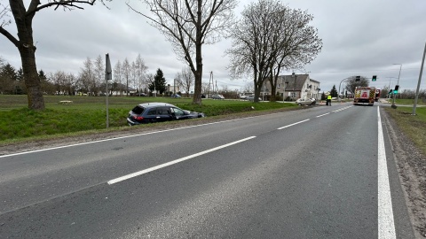 Dwie osoby w szpitalu po zderzeniu dwóch osobówek niedaleko Gniewkowa. Nowe ustalenia policji