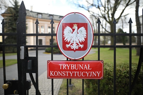 Sędziowie Trybunału Konstytucyjnego złożyli w Sejmie ślubowanie. Pikiety w stolicy [zdjęcia]